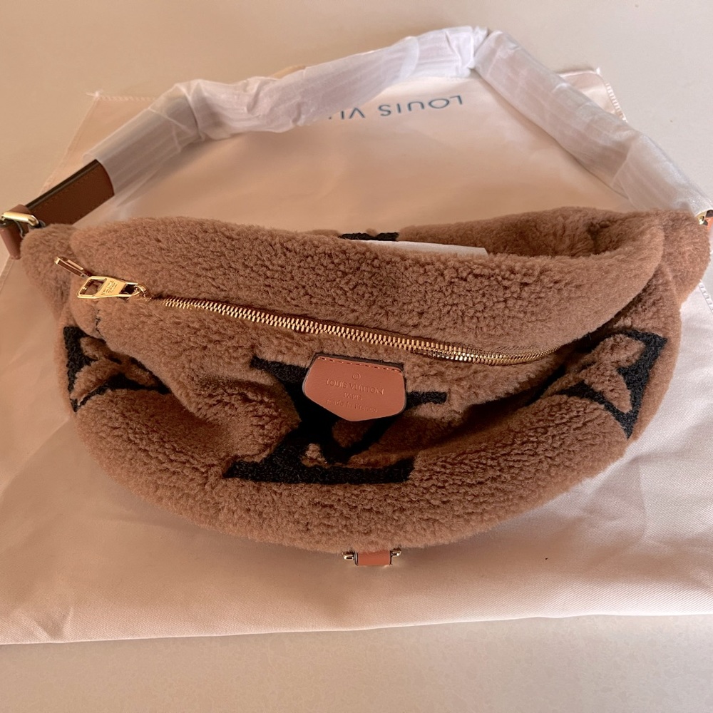 Mirror image NOT AUTHENTIC!! LV Fanny pac